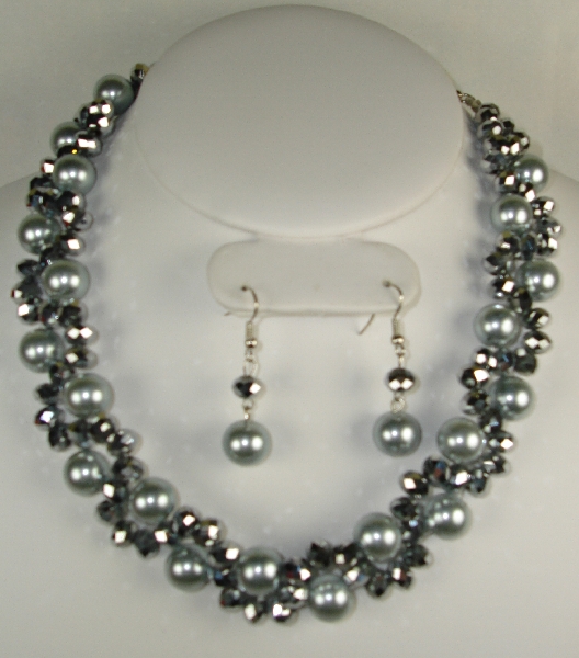 Crystal and Pearl Fashion Necklace