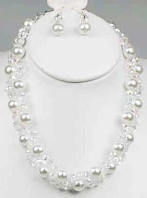 Crystal and Pearl Fashion Necklace