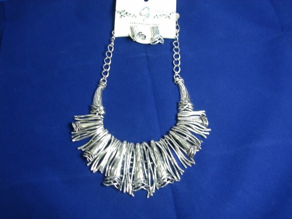 Sam's Necklace Set in Silver
